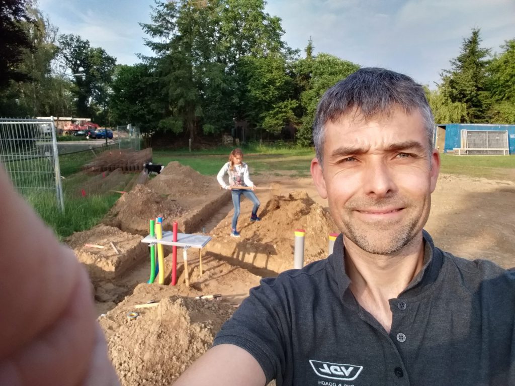 Een huis bouwen in eigen beheer, dat is een heel project. Dan ben je helemaal in je eentje verantwoordelijk. Chiel ter Laak durfde het aan. Een gesprek over vertrouwen, het belang van open en duidelijke communicatie en de kracht van 'plezier in wat je doet'.